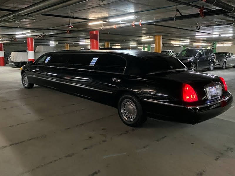 lincoln-town-car-limousine-2002-3e5c393fbb-800x600